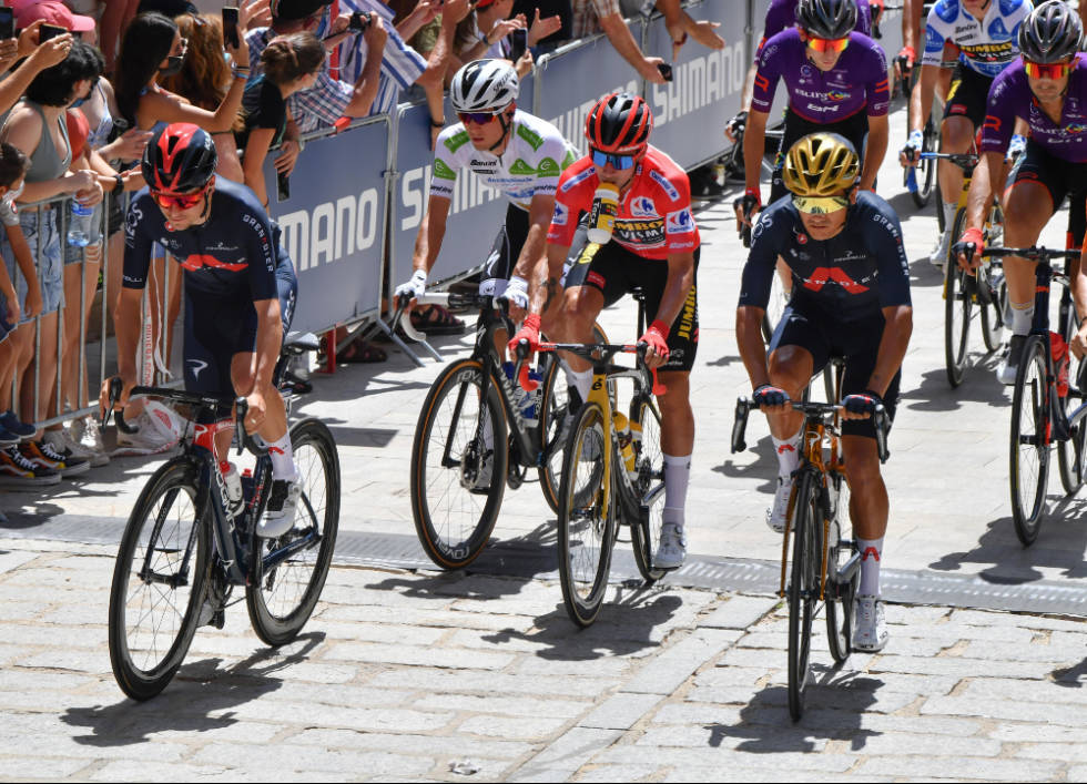I SPANIA: Pidcock (til venstre) sykler i øyeblikket Vuelta a España, hvor han ikke har utmerket seg foreløpig. Foto: Cor Vos tom pidcock, vm, ol, vuelta a españa
