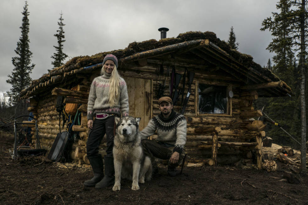 LEVDE PELSJEGERDRØMMEN: Tonje Blomseth og Per Anders Eira ville leve villmarkseventyret med selvbygd hytte, men hytta ble forlangt fjernet av kanadiske myndigheter. Foto: TV 2 tonje blomseth i alaska
