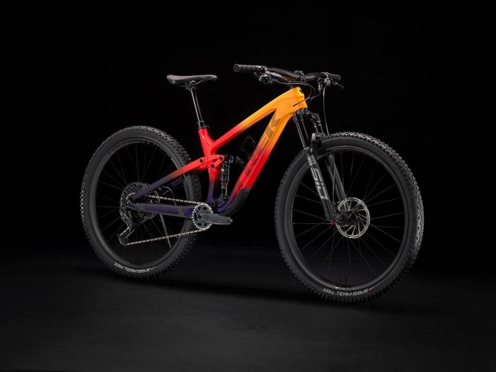 EN AV TI: Treks nye Top Fuel kommer i hele 10 forskjellige modeller. Her 9.8 med mekanisk SRAM GX-gruppe Trek Top Fuel 2022
