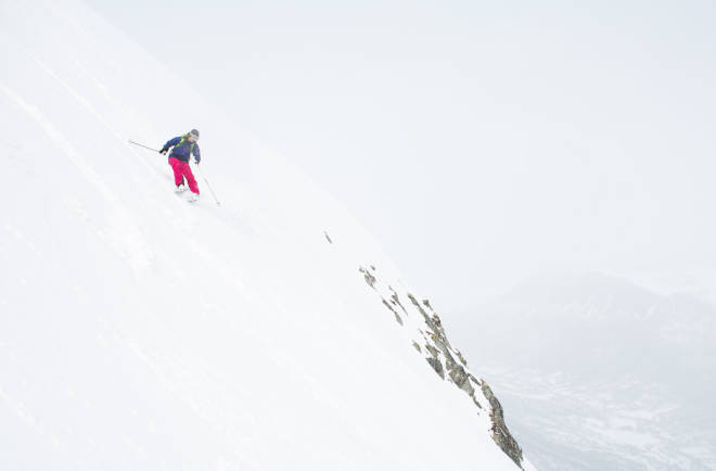 ALLSIDIG: Lette toppturbindinger får bedre og bedre kjøreegenskaper. Det setter eks-verdensmester i frikjøring Janette Hargin pris på. Her er hun på vei ned fra Sæthøa i Storlidalen. Foto: Tore Meirik topptur randonee bindinger