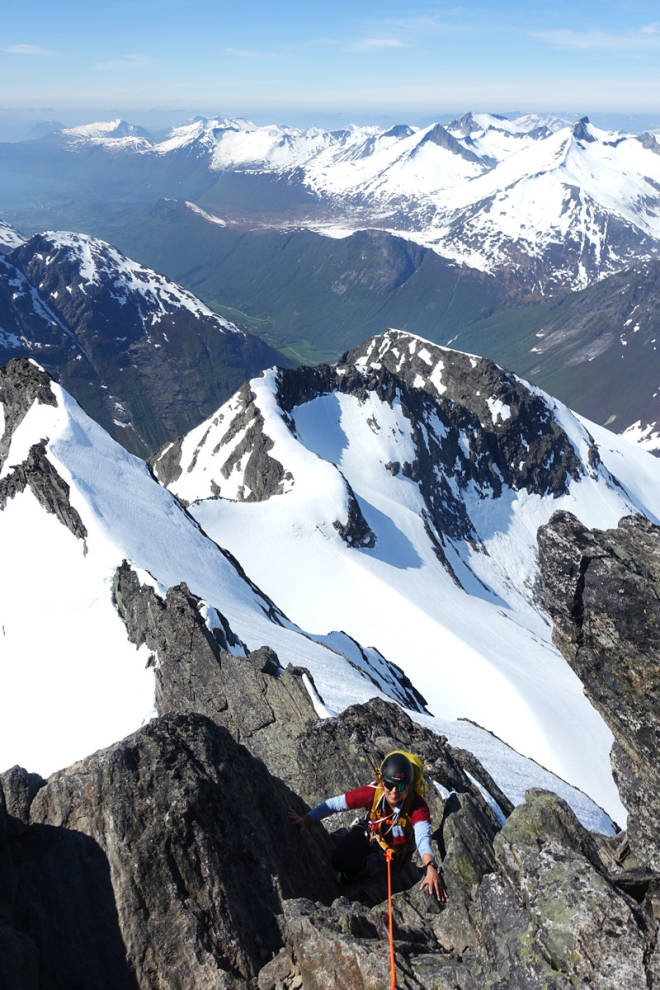 BRATT: De siste ti meterne til toppen av Gjuratind er nokså grei klatring i eksponert terreng. Siv-Elin Skogen er snart oppe. Foto: Tore Meirik Gjuratind topptur Romsdal