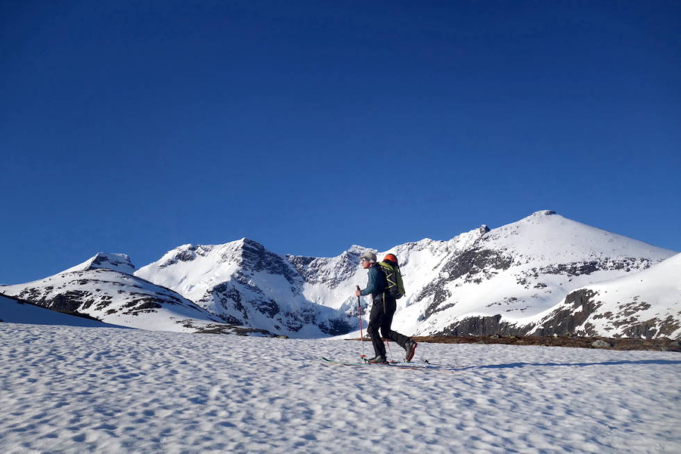 Arne Litlere på vei opp mot Gjertvassbreen, med utsikt mot både Gjertvasstind og Styggedalstind. Foto: Erlend Sande Gjertvasstind Styggedalstind Hurrungane Jotunheimen
