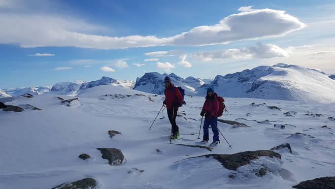 LEGENDARISK: Ser du på dette bildet med klatreøyne er det ganske mye legendarisk å se, både av folk og fjell – men selveste Vadla står bak kamera. Foto: Øyvind Vadla ski aslak aastorp klatring topptur innerdalen
