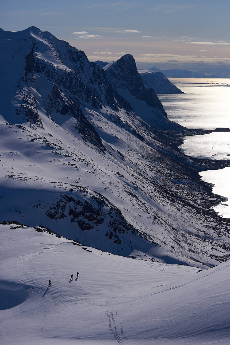 Utsikten fra Blåfjellet er rett ut Indre Selfjord og mot Andøya i vest. Senjas kjente toppturfjell, Kvænan, ses oppe helt til høyre i bildet. Foto: Svein Petter Aagard topptur på senja indre selfjord