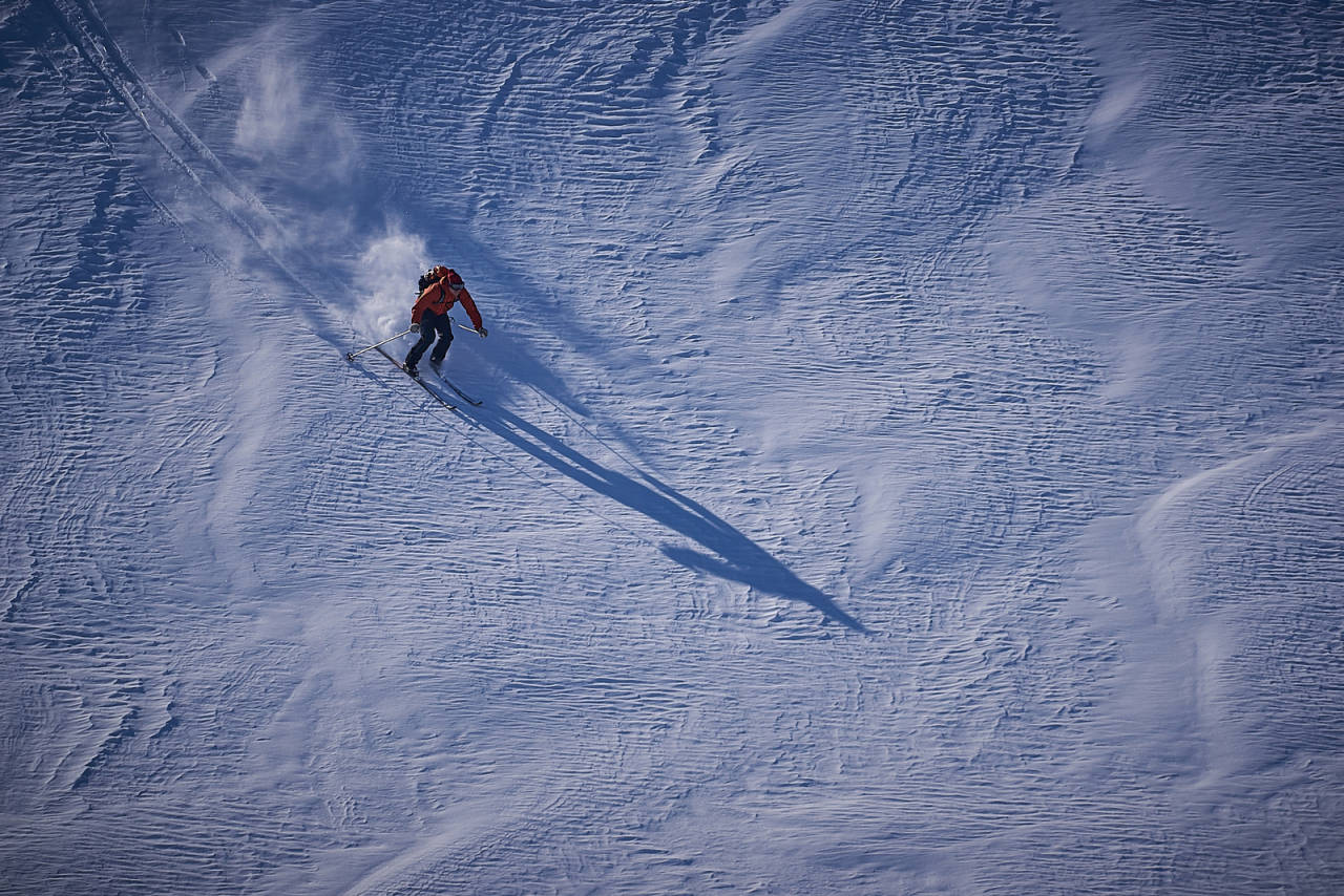 HARDKJØR: Selv på fjellski kan det gå unna. Vår kjentmann og skipper Håvard Pettersen er en råtass på smale ski! Foto: Svein Petter Aagard topptur på senja indre selfjord