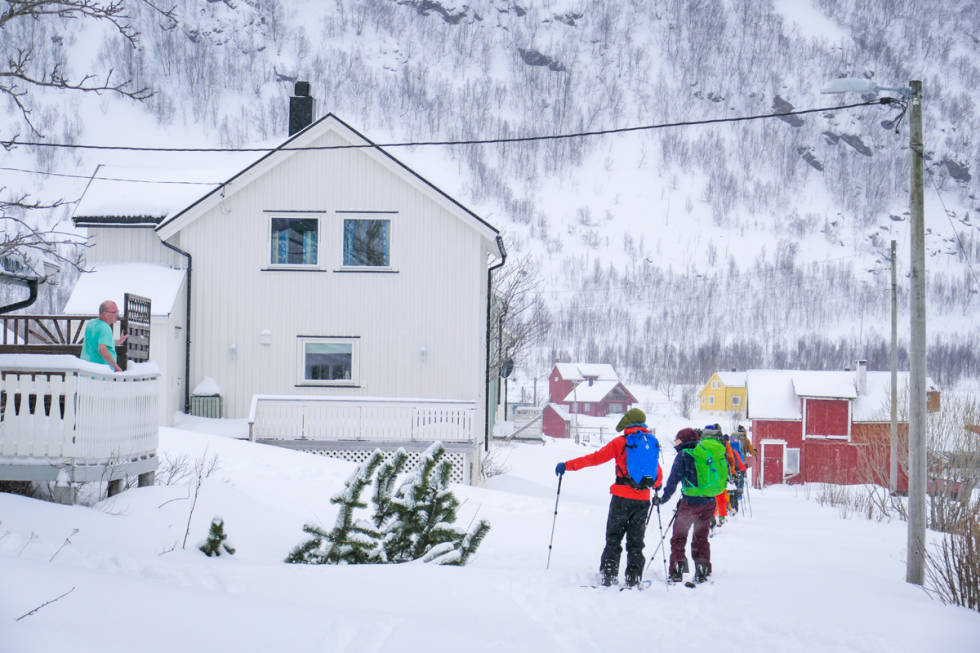 TILBAKE FRA SKI: ...da vekker man litt oppsikt. Foto: Terje Valen Høihjelle Topptur Reinfjord