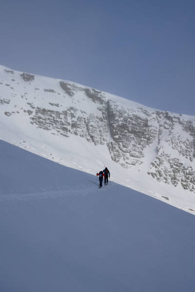 FINE FORHOLD: Asbjørn Eggebø Næss og Henning Svoren på vei opp mot Trolltind. Foto: Ståle Johan Aklestad sesongstart topptur trolltind nordmøre