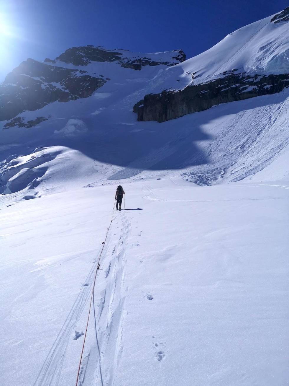 På vei over Gjertvassbreen vil vi så fort som mulig inn i skyggen opp mot toppen. Foto: Arne Litlere Gjertvassbreen skitur med tau