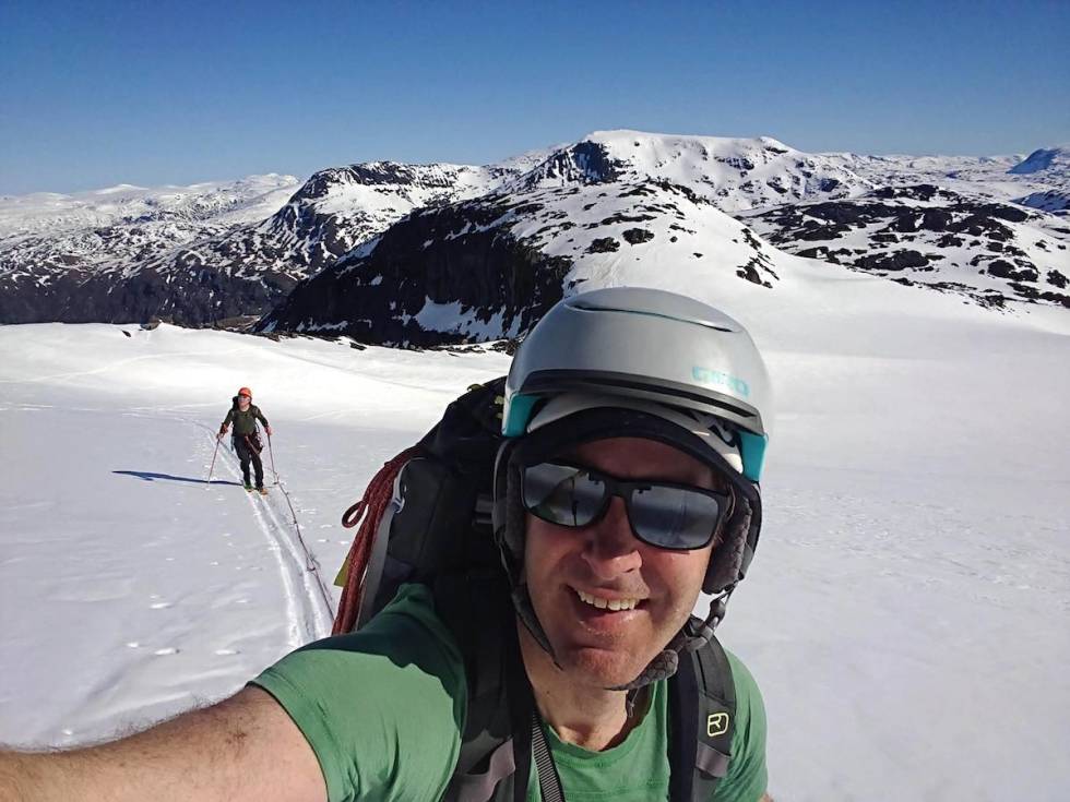 Selfie i sola over Gjertvassbreen. Gjertvassbreen skitur med tau