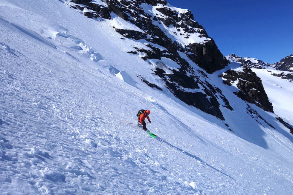 Arne Litlere håndterer skareføre ned fra Gjertvasstind. Foto: Erlend Sande Skikjøring Gjertvasstind Hurrungane Jotunheimen