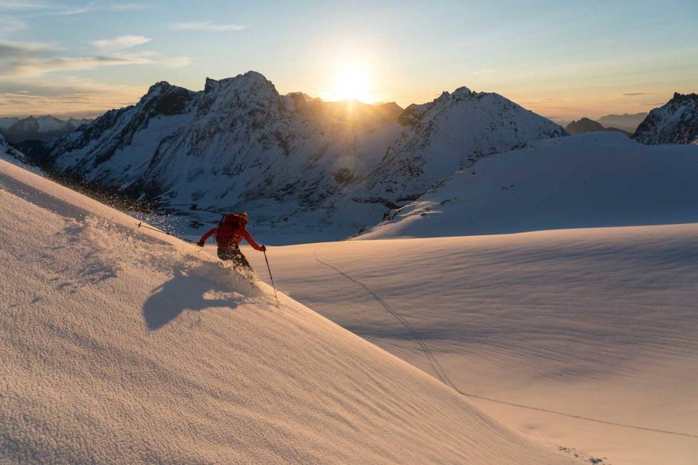 Førstefiolinist: Kaja Wisth Øydgard har stemt fiolinen og får førstesporet frå Geitskaret i fersk julisnø. topptur-sunnmøre-3