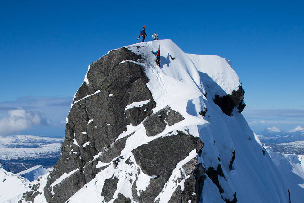 TOPPTUR MED NOE EKSTRA: Skal du på skiturer som krever stegjern, isøks, tau og klatresele er det kjekt med noen ekstra detaljer på sekken. Foto: Tore Meirik topptur test