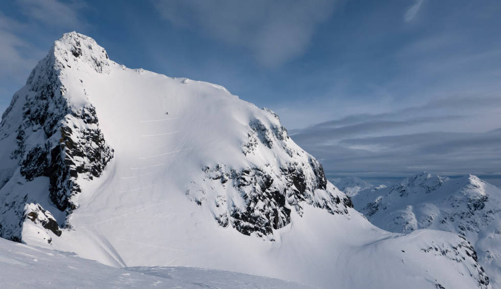zikk-zakk: ... opp mot en navnløs topp på 928 moh. Foto: Johan Kristofers Toppturer-i-lofoten-5