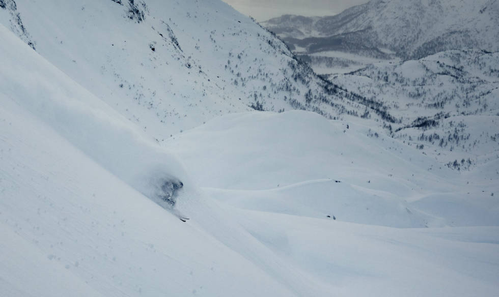 MIDDELS: Dårlig sikt og nedbør gir under middels god sikt, snø som kommer nedenfra og opp bidrar til ytterligere svekket sikt. Foto: Johan Kristofers Toppturer-i-lofoten-7