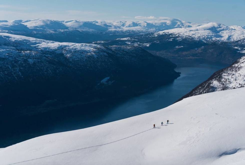TOPPTUR I STRYN: Synes du vinteren er kort, kan den fortsatt være muligheter her. Foto: Bård Basberg topptur i stryn
