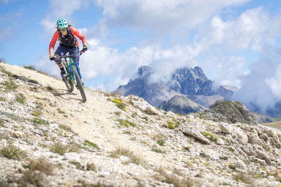 KANSKJE NESTE ÅR?: Trailguide inneholder oversikt over 300.000 stier, både i og utenfor Norge. Dette bildet er tatt fra en sti i St.Moritz. Enn så lenge holder vi oss til stisykling i Norge, som slettes ikke er så verst. Men kanskje vi kan utforske mer neste sommer? Foto: Peter Seidl Stisykling i st. moritz