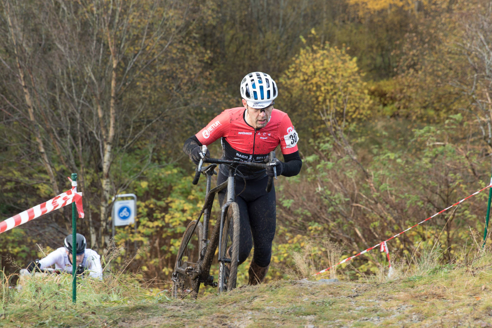 TAR BEINA FATT: Tore Fonn på vei opp en av mange kneiker. Foto: Bengt Ove Sannes Norgescup kross 2019 Sandnes