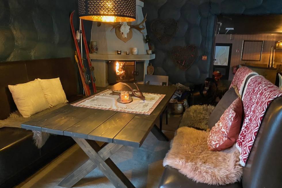 TRIVELIG: Torpo Gjestegård har store fellesarealer både inne og ute, så det skal ikke være noe problem å holde reglementert koronaavstand. Foto: Christina Winther Stisykling Torpo Gjestegård
