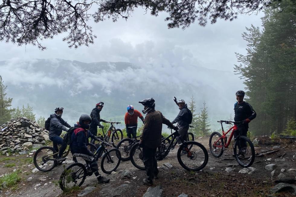 SHUTTLING: Torpo Gjestegård har knyttet til seg lokale guider fra flere steder i Hallingdal, og mange av dem tilbyr shuttling til nedoverbasert sykling. Foto: Christina Winther Stisykling Torpo Gjestegård