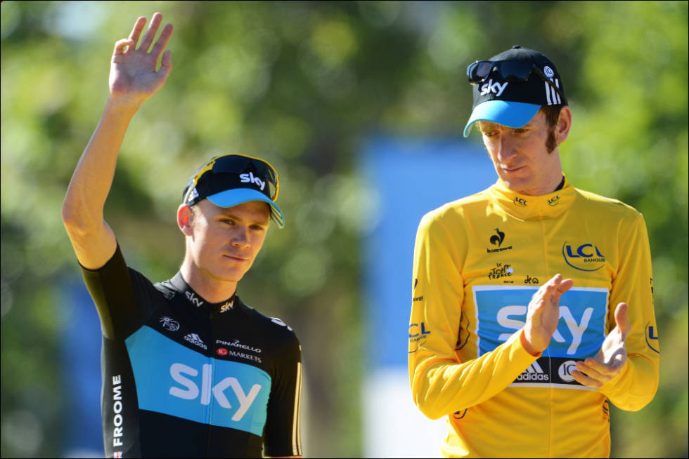 PÅ PODIET I PARIS: Wiggins applauderer Froome når de står på podiet sammen i Paris. Foto: Cor Vos tour de france, chris froome, bradley wiggins
