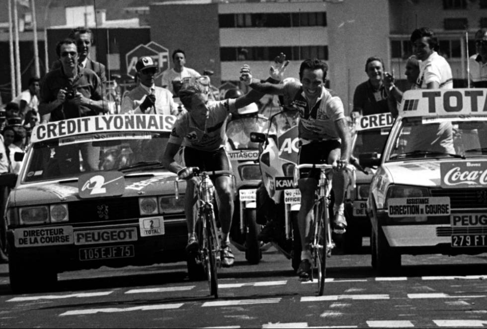 IKONISK BILDE: LeMond og Hinault krysser målstreken hånd i hånd. Men forholdet er langt fra idyllisk. Foto: Cor Vos tour de france, greg lemond, bernard hinault(6)