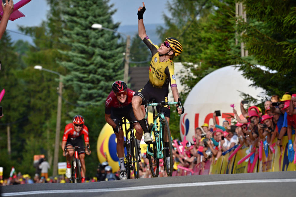DEN FØRSTE PROFFSEIEREN: Vingegaard vinner, og peker mot himmelen til ære for Bjorg Lambrecht, som døde etter en velt tidligere i rittet. Foto: Cor Vos tour de france, jonas vingegaard