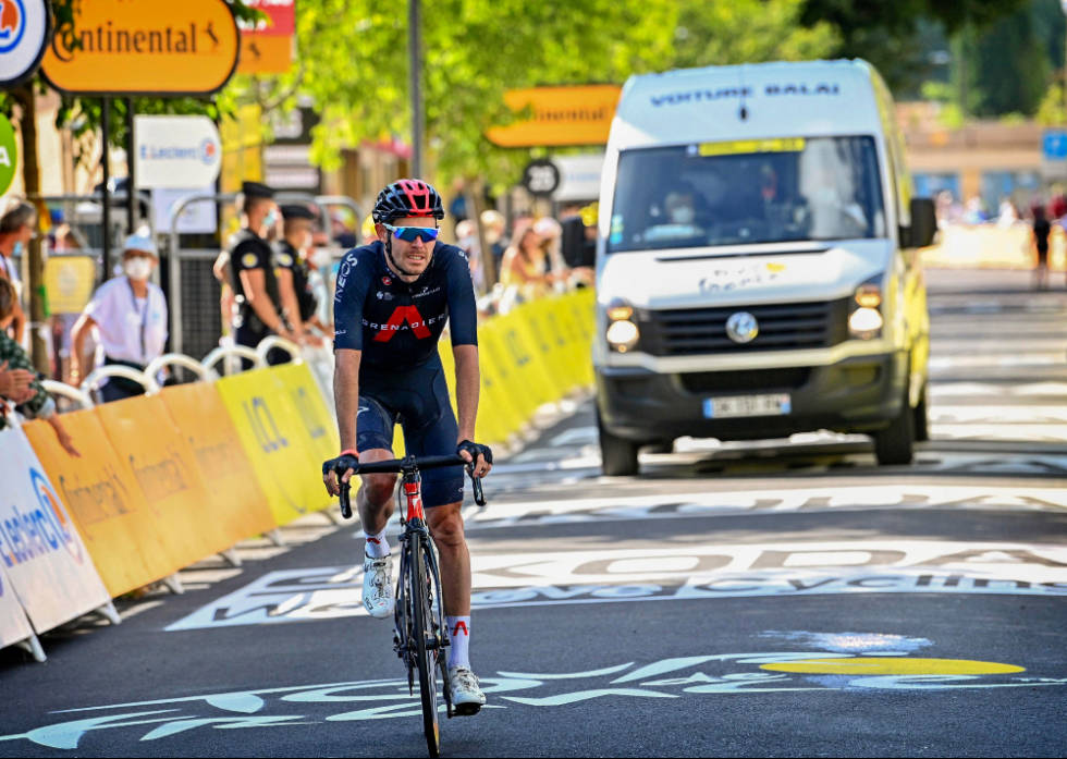 SISTEMANN: Med kostebilen rett bak seg, måtte Luke Rowe innse at Touren er over for hans del. Foto: Cor Vos tour de france, mont ventoux, luke rowe