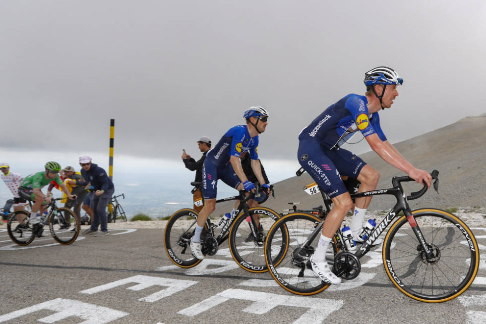 GODE HJELPERE: Mark Cavendish ble loset gjennom etappen av sine hjelperyttere. Foto: Cor Vos tour de france, mont ventoux, mark cavendish(1)