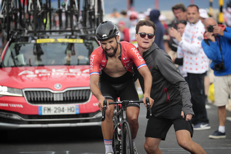 EN HJELPENDE HÅND: En tilskuer gir Nacer Bouhanni (Arkéa-Samsic) et lite dytt oppover fjellsiden. Foto: Cor Vos tour de france, mont ventoux, nacer bouhanni