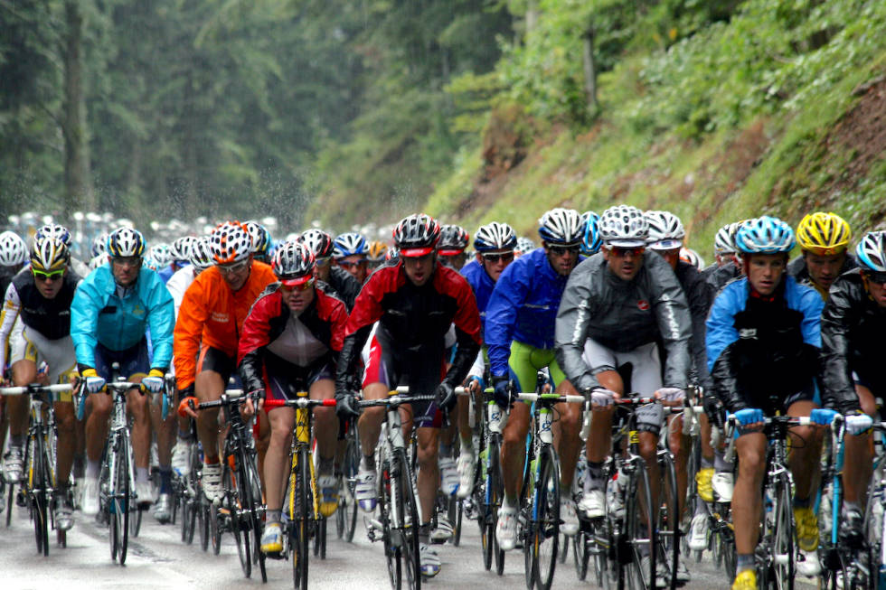 SENKER TRYKKET: Både proffer og amatører har godt av å senke dekktrykket noe for bedre grep i regnet. Foto: Cor Vos. Tour de france i regnvær