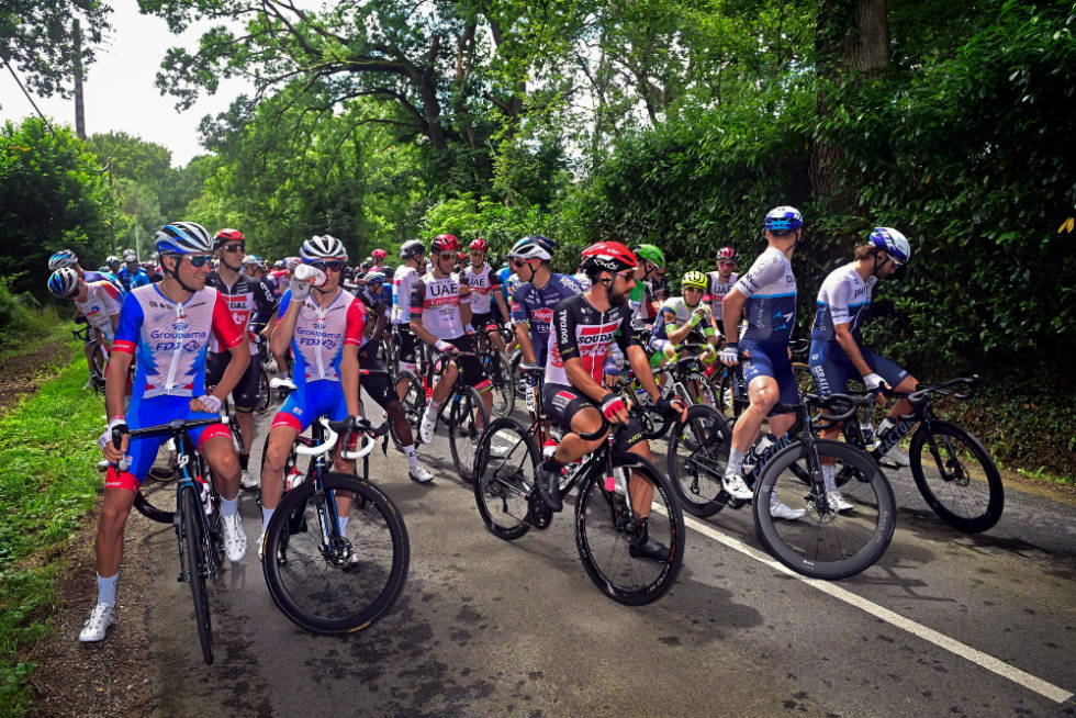 PROTEST: Rytterne stoppet for å markere sin misnøye på den fjerde etappen av Tour de France. Foto: Cor Vos tour de france, rytterprotest