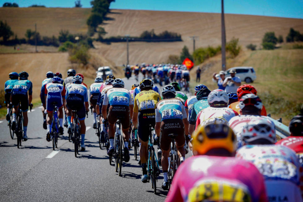 SPRAKK OPP I FJOR: På den syvende etappen mellom Millau og Lavaur i fjor, et stykke vest for dagens, ble det kaos i sidevinden. Foto: Cor Vos tour de france, sidevind, lavaur