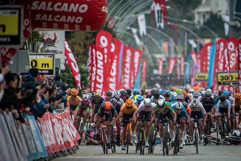 FULL STOPP: Kristoffer Halvorsen slapp akkurat igjennom, mens Søren Wærenskjold måtte bråstoppe for å unngå den stygge velten på oppløpet. Foto: Mario Stiehl tour of turkey etappe 4 velt kristoffer halvorsen
