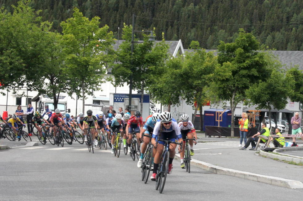 INNSATS: Damefeltet underveis på finaleetappen i Fagernes, en flat rundløype på åtte kilometer som kjørtes seks ganger. Foto: Ingeborg Scheve Tour te fjells 2020