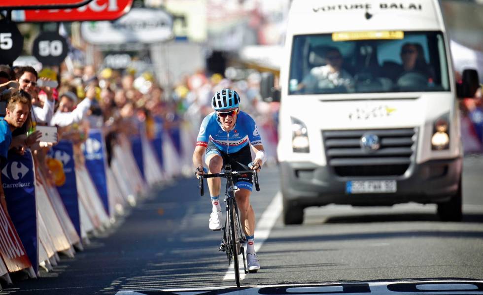 BAKERSTE MANN: Andrew Talansky kjempet hardt alene bak feltet, for ikke å bli plukket opp av feiebilen. Foto: Cor Vos. Tour_de_france_bilene_3