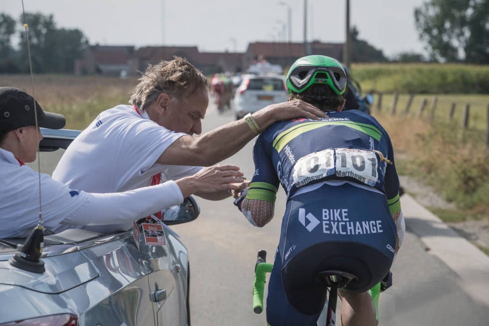 ÆVVE! Michael Matthews tar imot enkel førstehjelp fra legebilen. Siden Skoda ikke har en cabriolet i sortimentet, er legebilene levert av Volkswagen og Audi. Foto: Kristof Ramon. Tour_de_france_bilene_6