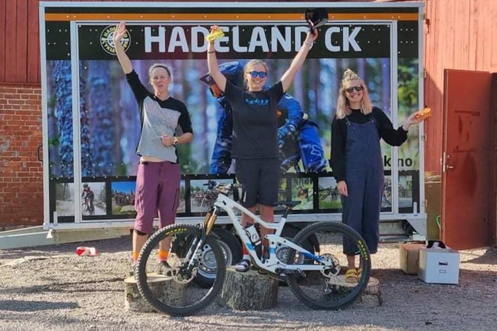 DAMEPALLEN: Anna Littorin-Sandbu vant seniorklassen i TraktorLand Enduro foran Anette Røssum Bastnes (til venstre) og enduro-debutant Henriette Bryhn. Foto: John Ola Buøy Traktorland Enduro 2021