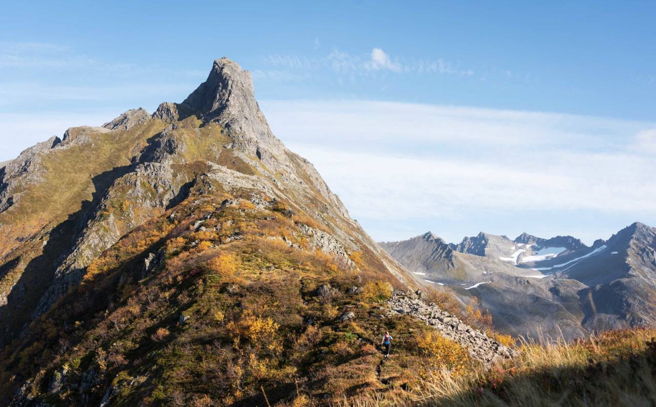 HATTEN AV: Utsikten til Trandalhatten fra ryggen. En perle blant mange fjell på Sunnmøre. TRANDALHATTEN PÅ SUNNMØRE
