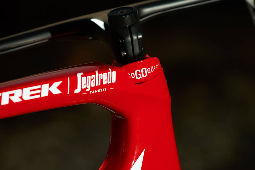 GJEMT I STYRERØRET: Det nye styrerøret er vesentlig større en forrige modell. Det er både mer aerodynamisk, samt at strømper og vaiere kan ledes gjennom. trek emonda