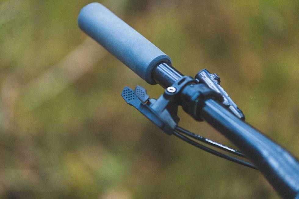RITTSYKKELENs TURBOMODUS: Skal du virkelig jage, eller spurte opp en bakke kommer rittsykkelens demperlås godt med. Et lite trykk på knappen gir deg en helt stiv sykkel som ikke husker. Trek-Supercaliber-test-3