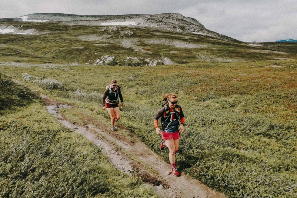 LØPING OVER TREGRENSA: Anette Wilhelmsen og Karen Sanden på fine flytstier i retning Jøldalshytta. Foto: Gunhild Aaslie Soldal løping i trollheimen
