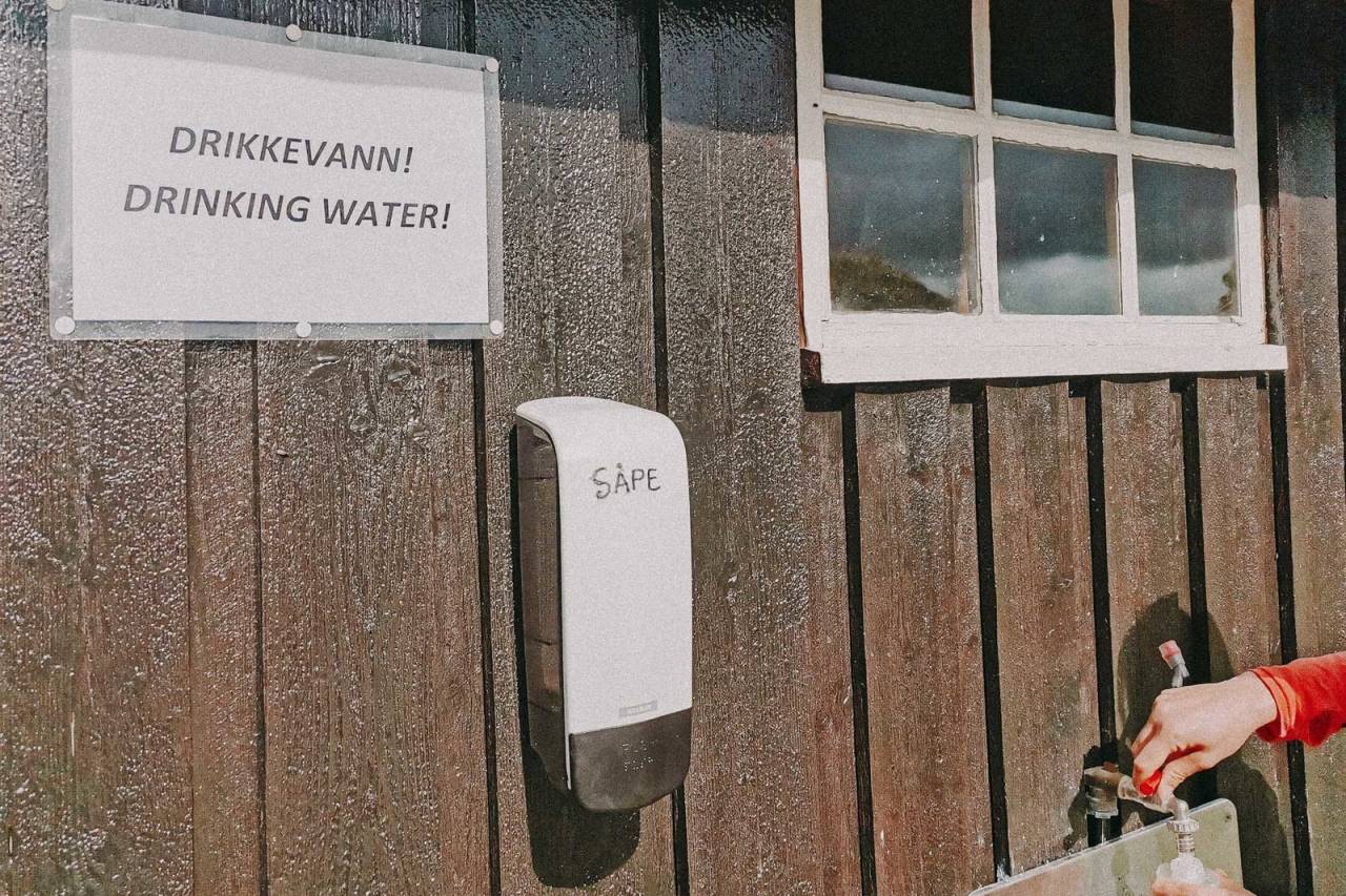 PÅ DEN SIKRE SIDEN: Det er flere bekker underveis. Men ryktet går om harepest. På Jøldalshytta får vi fylle vann. Foto: Gunhild Aaslie Soldal JØLDALSHYTTA