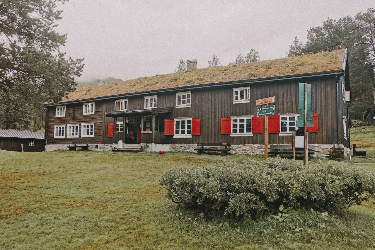 TROLLHEIMSHYTTA: Den eldste turisthytta i Trollheimen er luksus for alle som kommer fjellveien. Foto: Gunhild Aaslie Soldal trollheimshytta i trollheimen