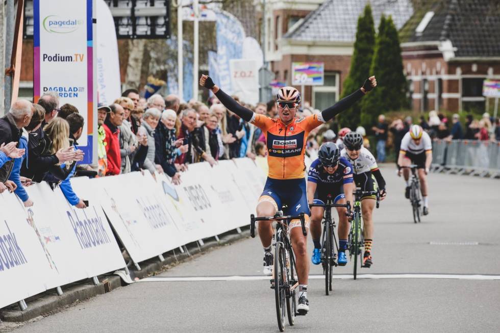 SPURTSLÅTT: Susanne Andersen taper spurten mot Chantal Black. Begge to har gener som gjør det mulig å spurte raskt. Foto: Cor Vos. chantal black slår susanne andersen i spurten