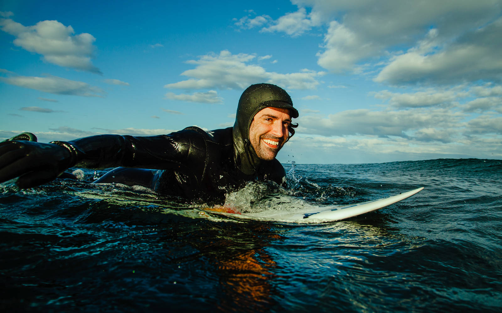 RELEVANT: I perioder der surfekspert Seamus Fox ikke kommer seg i vannet, vil også han miste styrke og moment. Å trene padling på flatt vann er kanskje ikke så kult, men likefullt svært effektivt for din neste surftur. Bilde: Christian Nerdrum I perioder der surfekspert Seamus Fox ikke kommer seg i vannet, vil også han miste styrke og moment. Å trene padling på flatt vann er kanskje ikke så kult, men likefullt svært effektivt for din neste surftur. Bilde: Christian Nerdrum