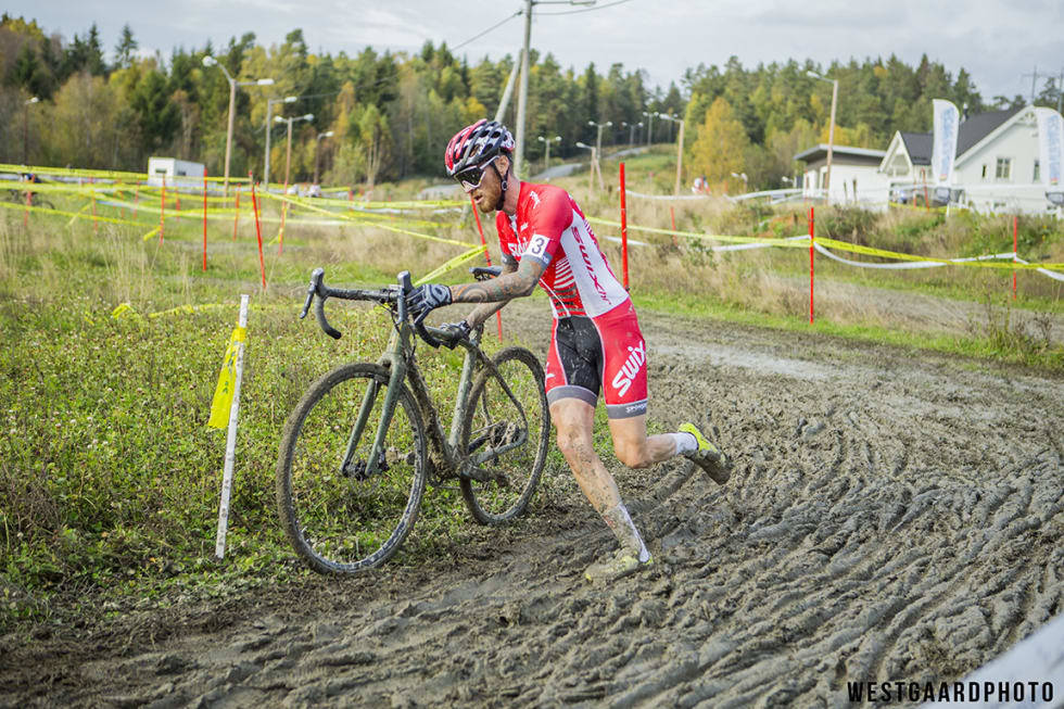 BEACH BOY: Morten Vaeng med en suprrask sving i sandgropa i Spikkestad. Foto: Pål Westgaard. Treningsritt på Spikkestad sykkelkrossarena