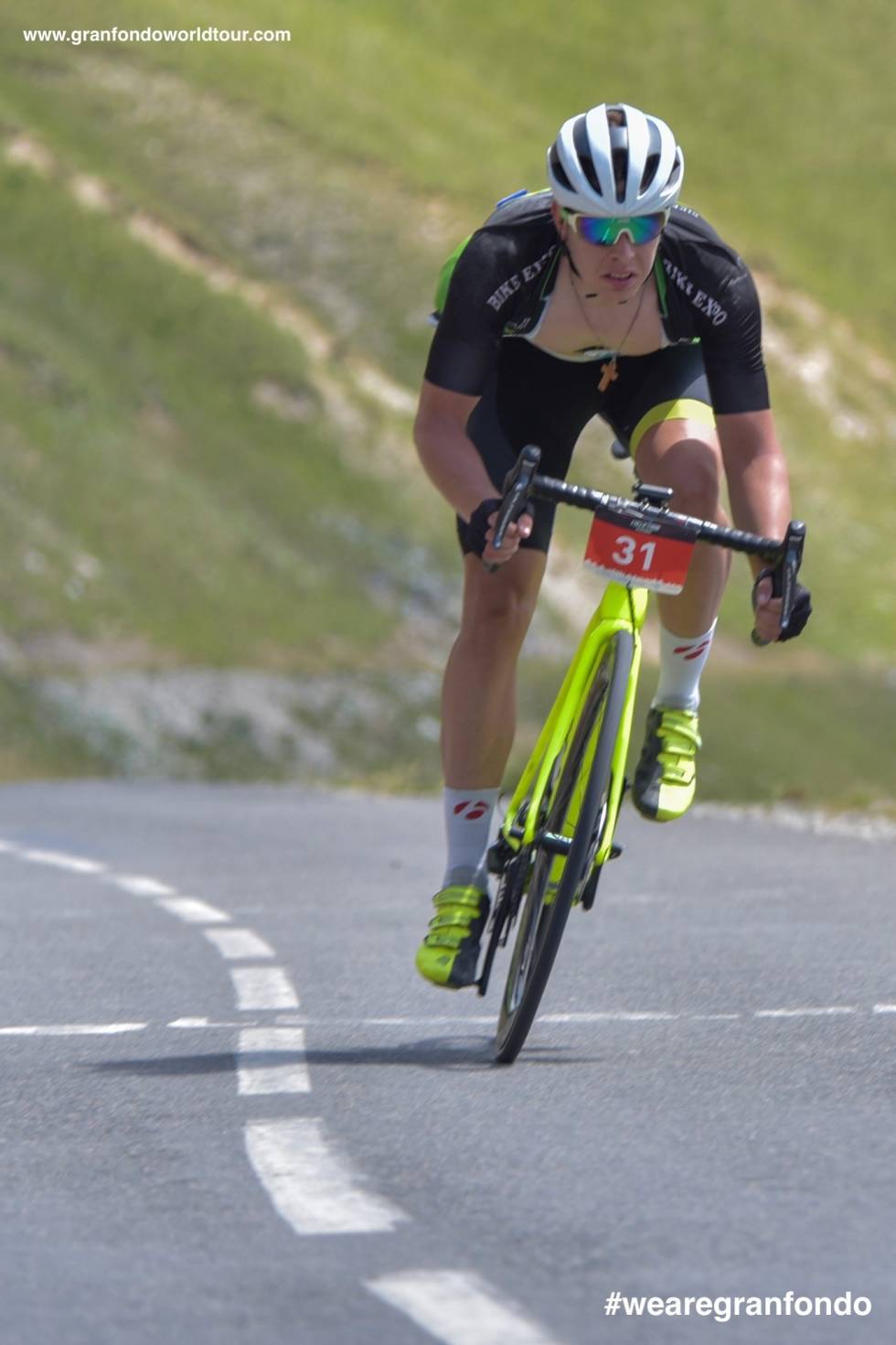 HARDT: Det ble tøffe dager i Alpene og jeg klarte ikke tukte Stephane Cognet. (Foto: Gran Fondo World Tour) trilogie du maurienne - jonas orset