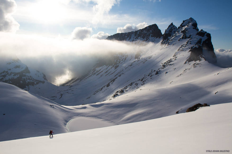 Trollsk. På vei mot Breitinden med utsikt rett over til de fantastiske Trolltindene. Foto: Ståle Johan Aklestad Trollstigen-Toppturer-i-Romsdalen-2