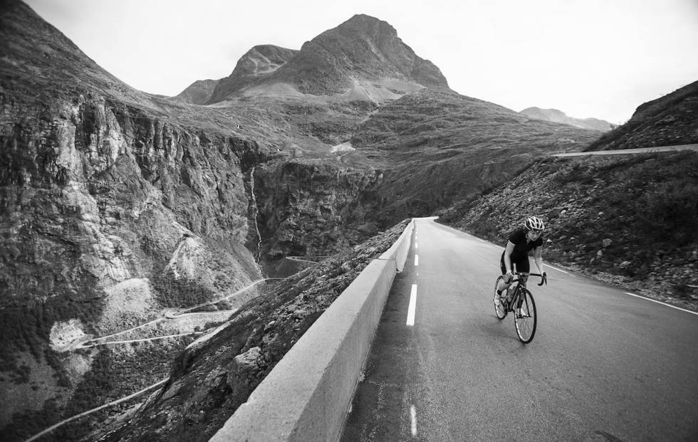 EPISK: Trollstigen er en mektig klatring, og bør stå på enhver syklists bøtteliste. Alexandra Buan lider seg opp i ensomhet. Foto: Magnus Roaldset Furset. trollstigen på sykkel