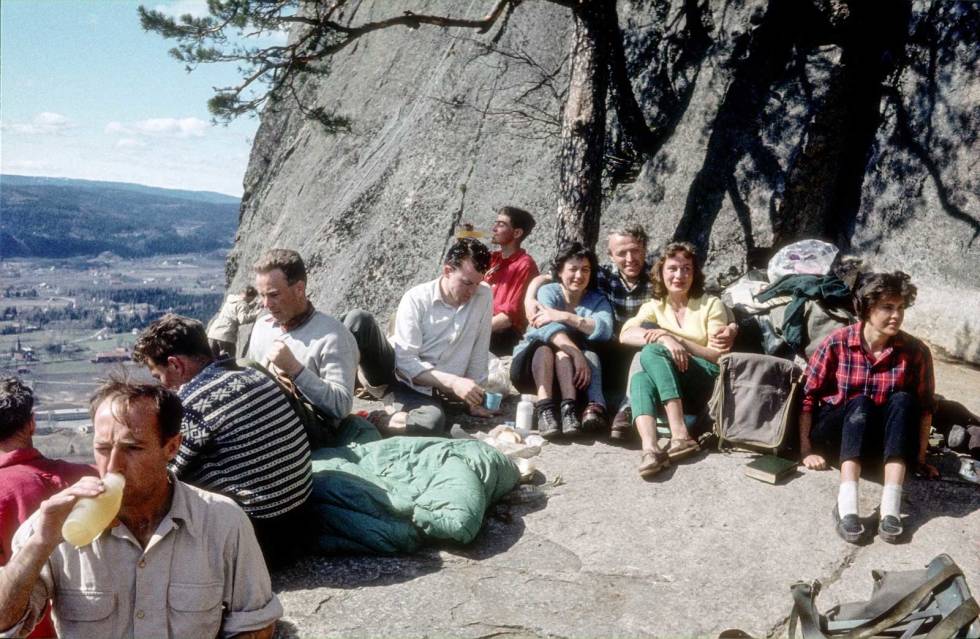Kos: Det var på «Gårdsplassen» på Kolsåstoppen mang en klatretur ble klekket ut. Her en situasjon fra 50-tallet. Foto: Ole Daniel Enersen Trollveggen-1965-Klatring-2